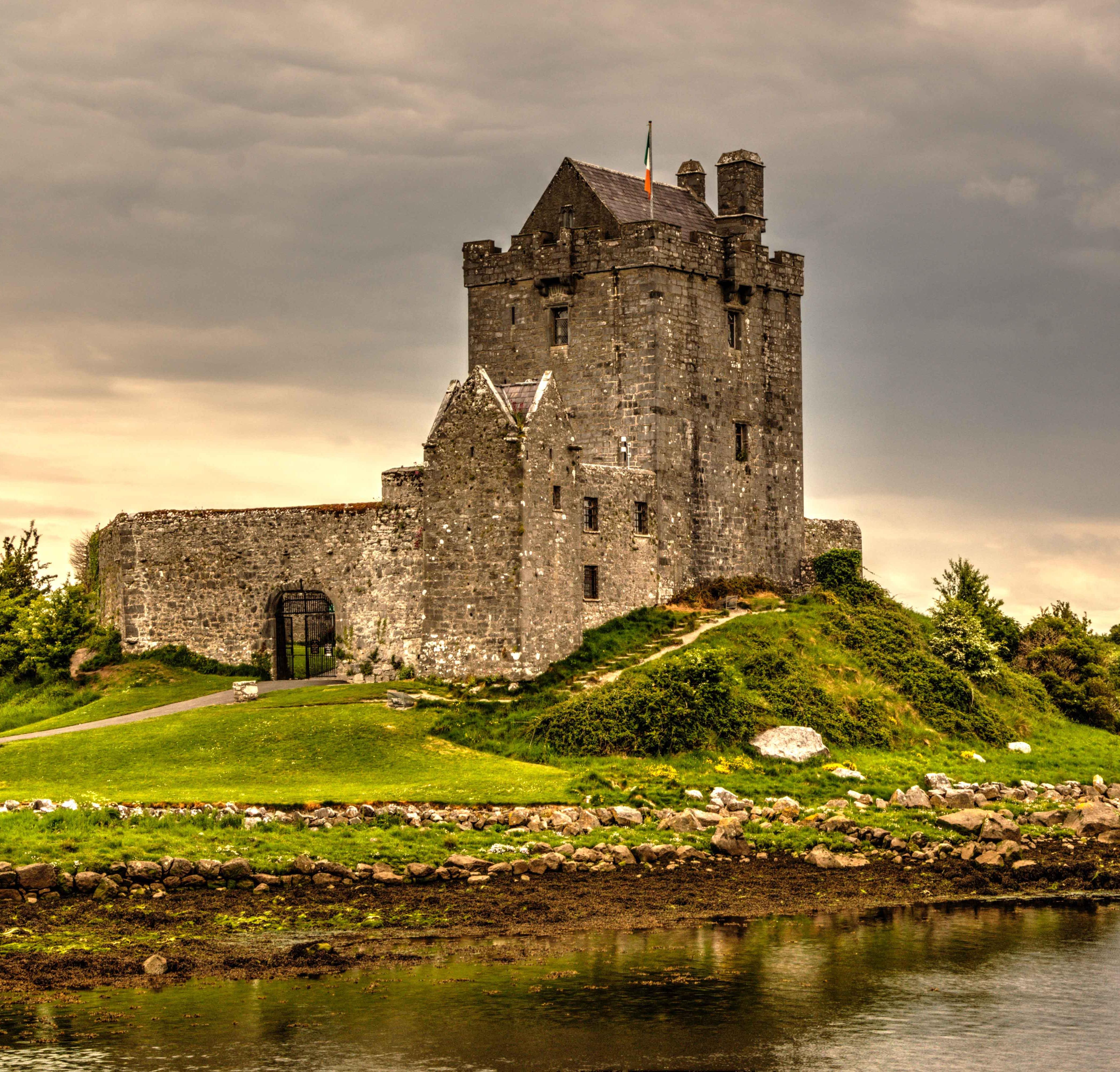 位于湖岸的爱尔兰城堡