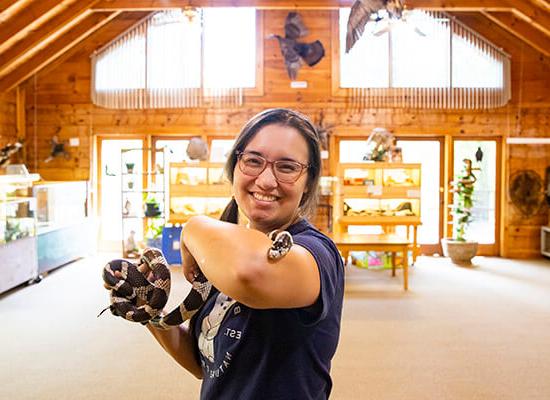 在线博彩 alumna Joanne Wasdin holding a snake